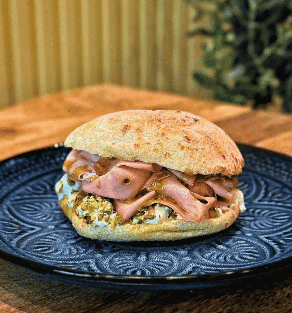 Puccia Mortazza - pain garni avec de la mortadella fait par MadrePuglia Genève