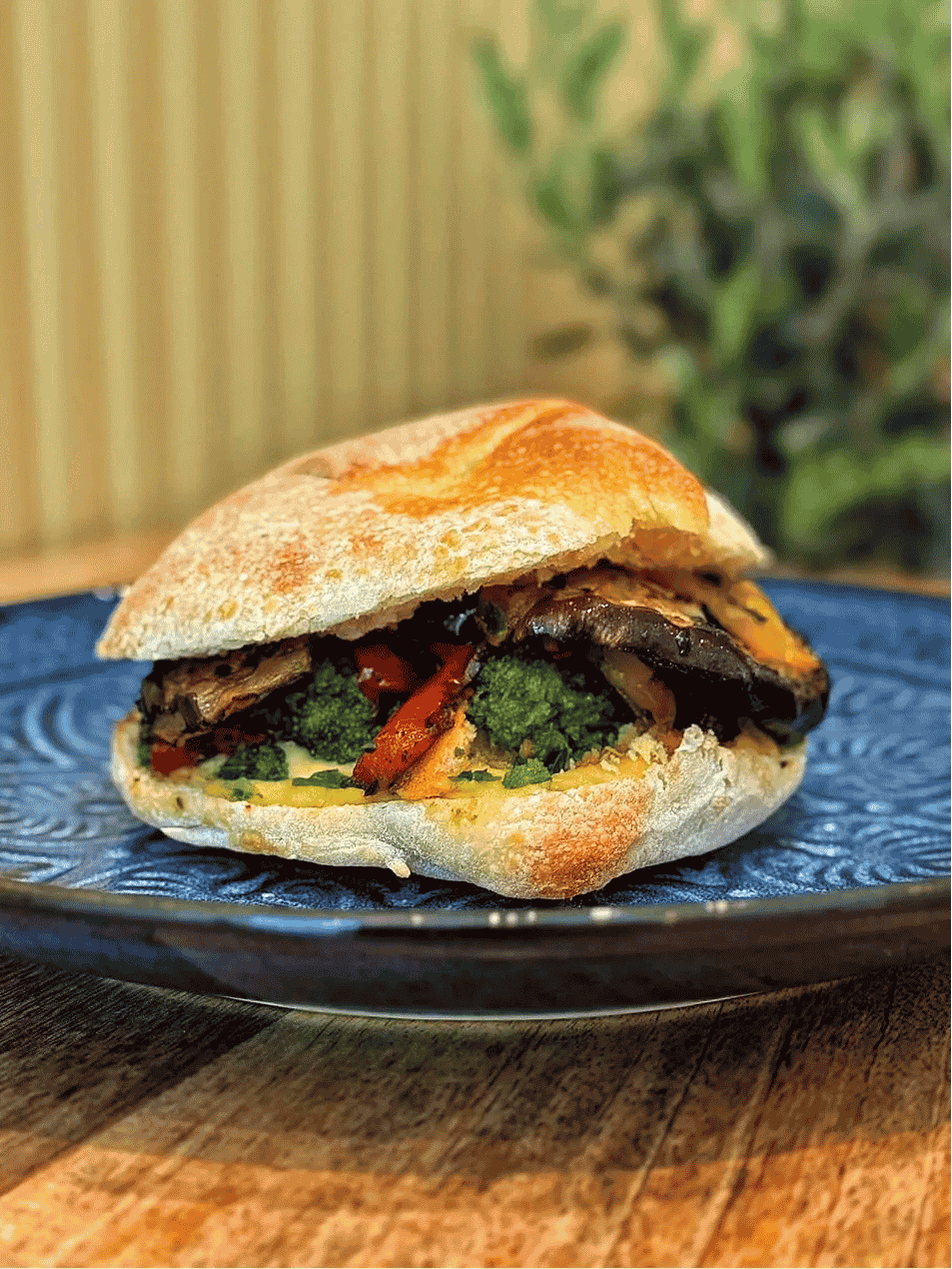 Puccia Vegetariana - pain garni pugliese traditionnel avec des légumes grillées et cime di rapa fait par MadrePuglia Genève