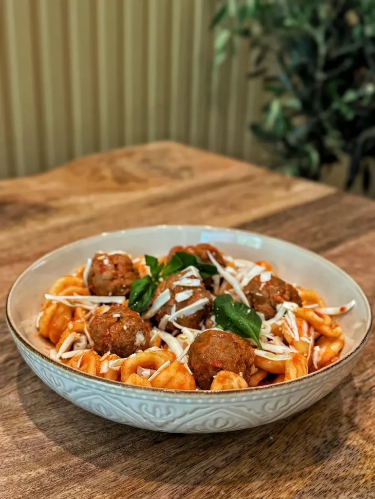 Orecchiette avec boulettes de boeuf sauce tomate par MadrePuglia Genève