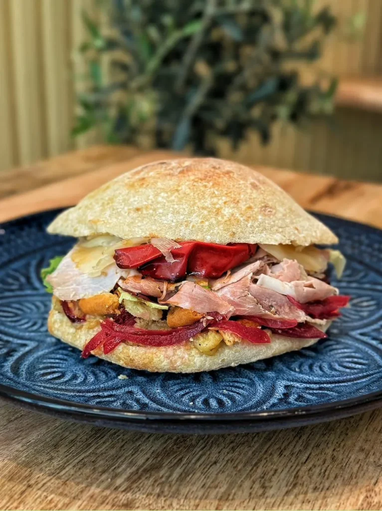 Puccia Porcona - pain garni pugliese traditionnel avec la Porchetta fait par MadrePuglia Genève