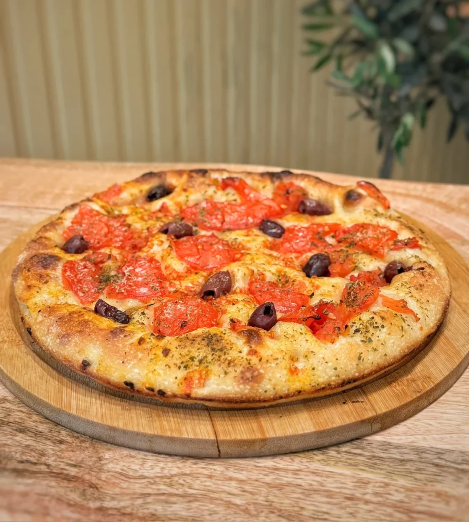 Focaccia barese traditionnelle, tomates et olives, à emporter chez MadrePuglia Genève