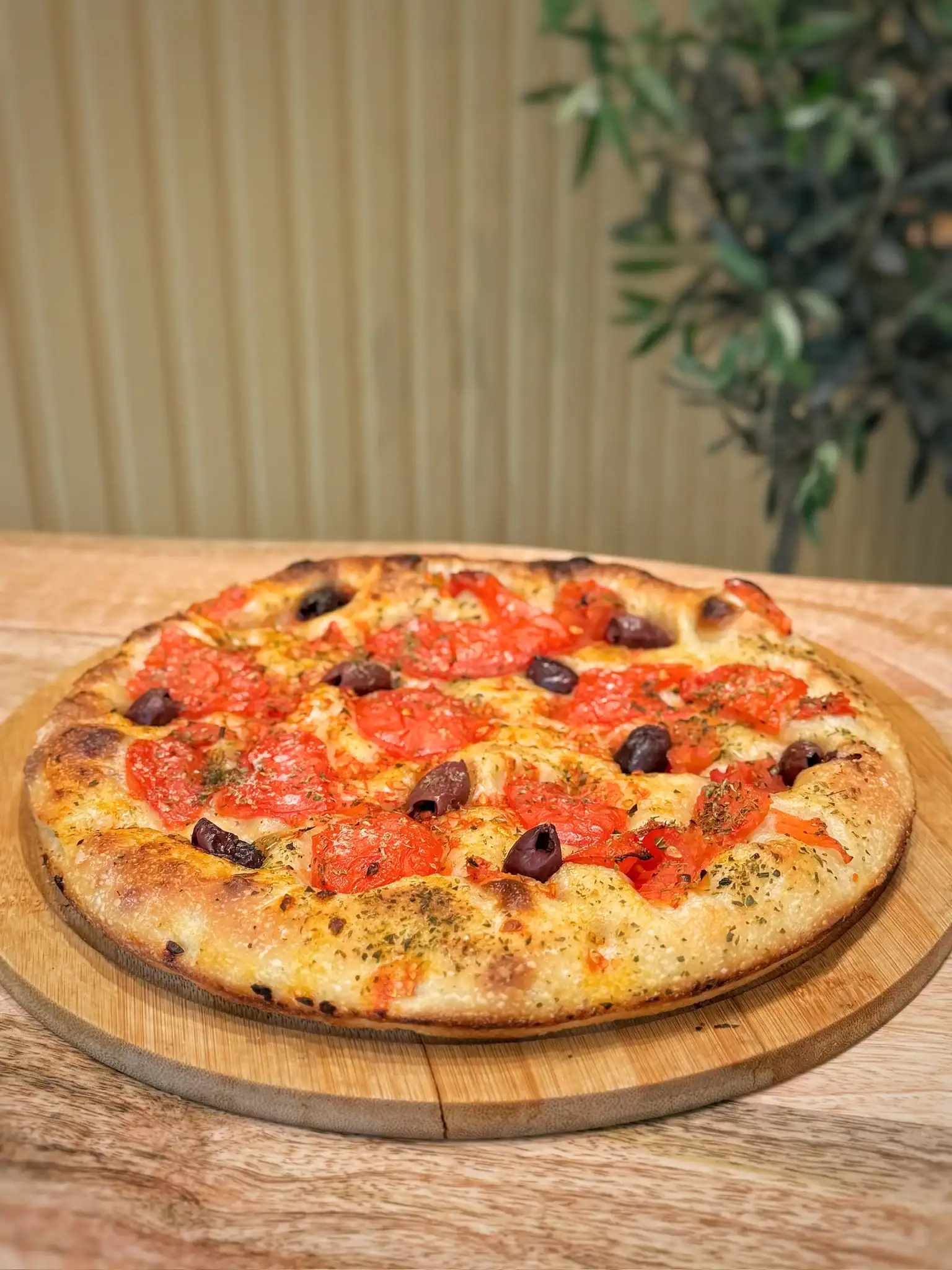 Focaccia barese traditionnelle, tomates et olives, à emporter chez MadrePuglia Genève