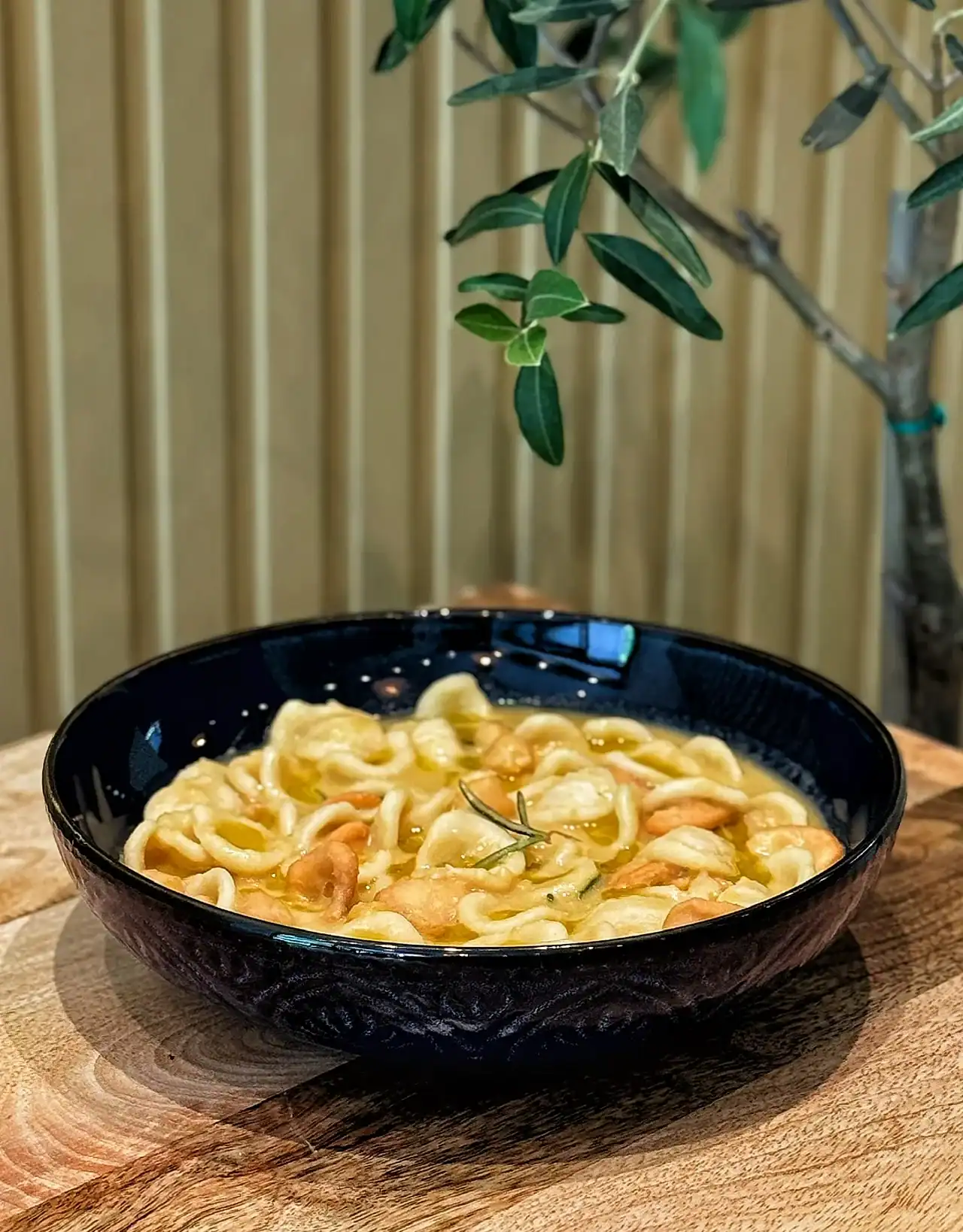 Orecchiette avec pois chiche, crème de pois chiche, romarin et orecchiette frites par MadrePuglia Genève.