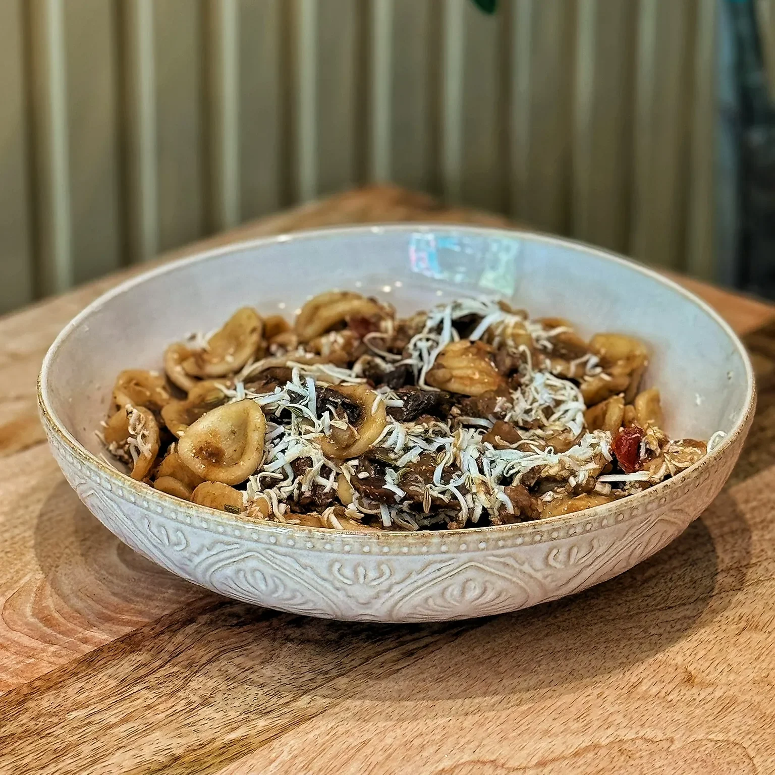Orecchiette avec chair de saucisse de porc, aux champignons, graine de fenouil et à la ricotta salée fait par MadrePuglia Genève