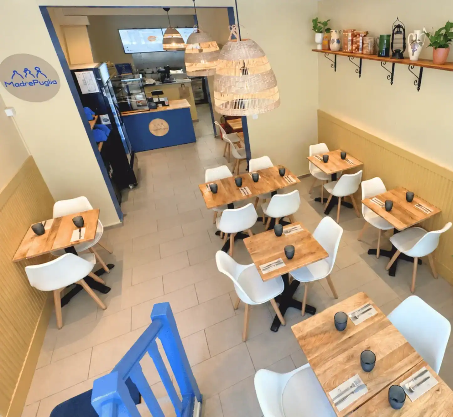 Salle à manger chaleureuse de MadrePuglia à Genève, aménagée pour repas de groupe et événements privés